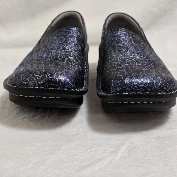 Stylish Women's Slip-On Shoes in Blue and Black - Picture 7 of 10